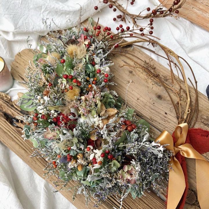 ブルーファンタジアと花々のリース