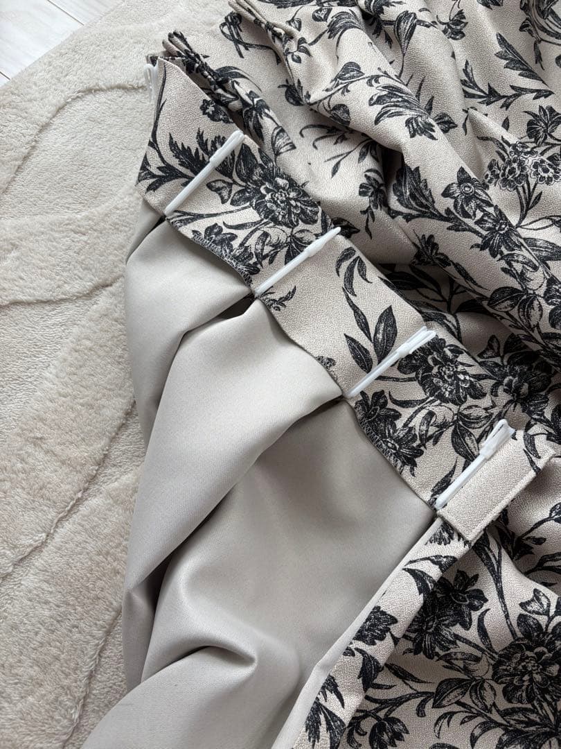 ローラアシュレイ ベージュと黒の花柄ドレープカーテン