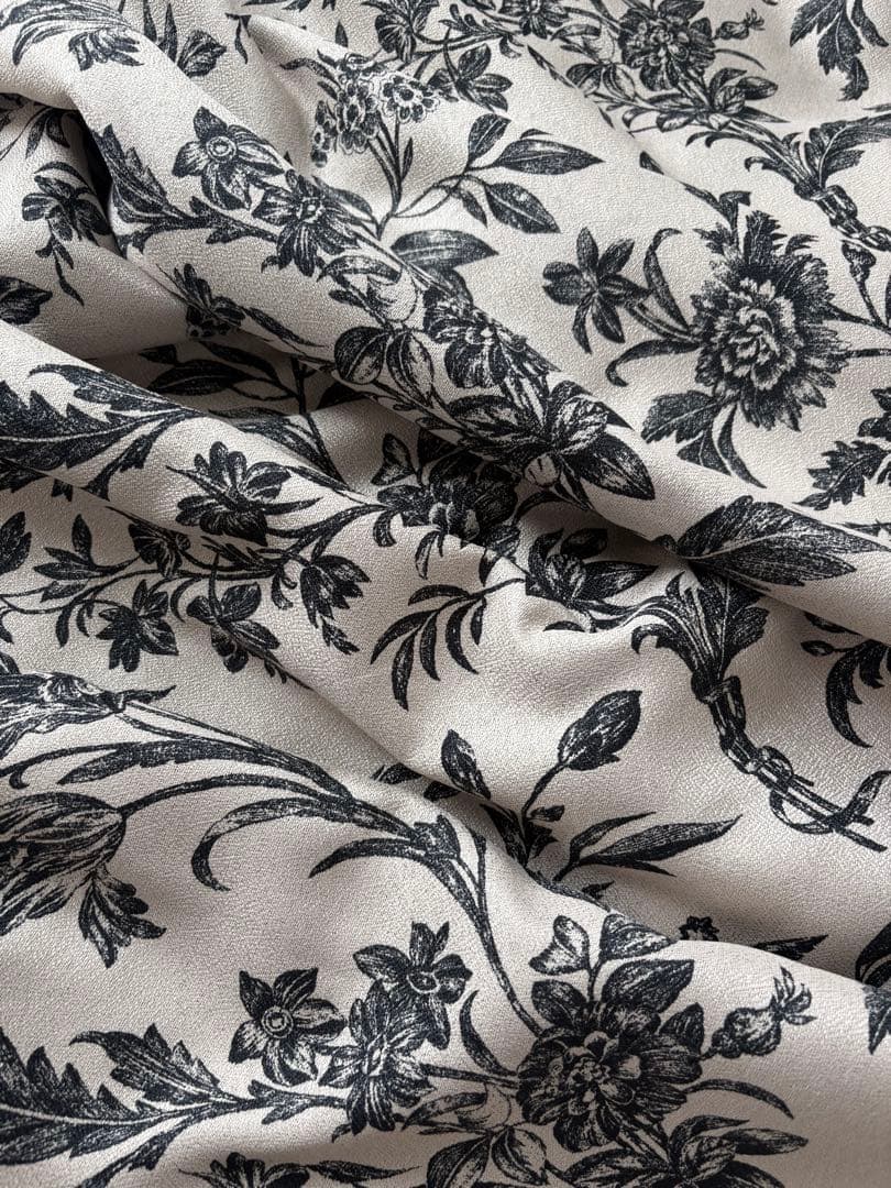 ローラアシュレイ ベージュと黒の花柄ドレープカーテン