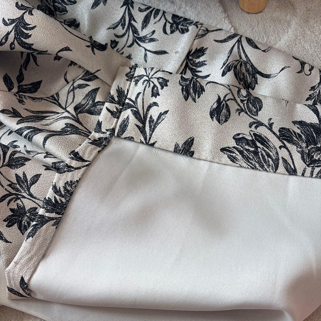 ローラアシュレイ ベージュと黒の花柄ドレープカーテン