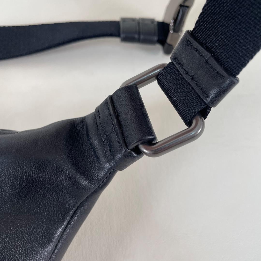 C5 美品✨COACH ボディバッグ F84711 ブラック×シグネチャー