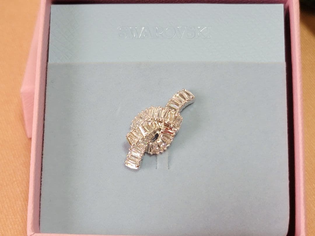 【SWAROVSKI】ピンバッジ タックピン スワールデザイン 結び目 美品