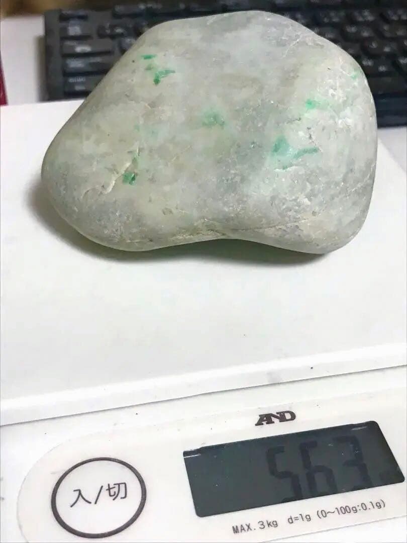 糸魚川翡翠　大きめ海石563g　白地に鮮やかな緑