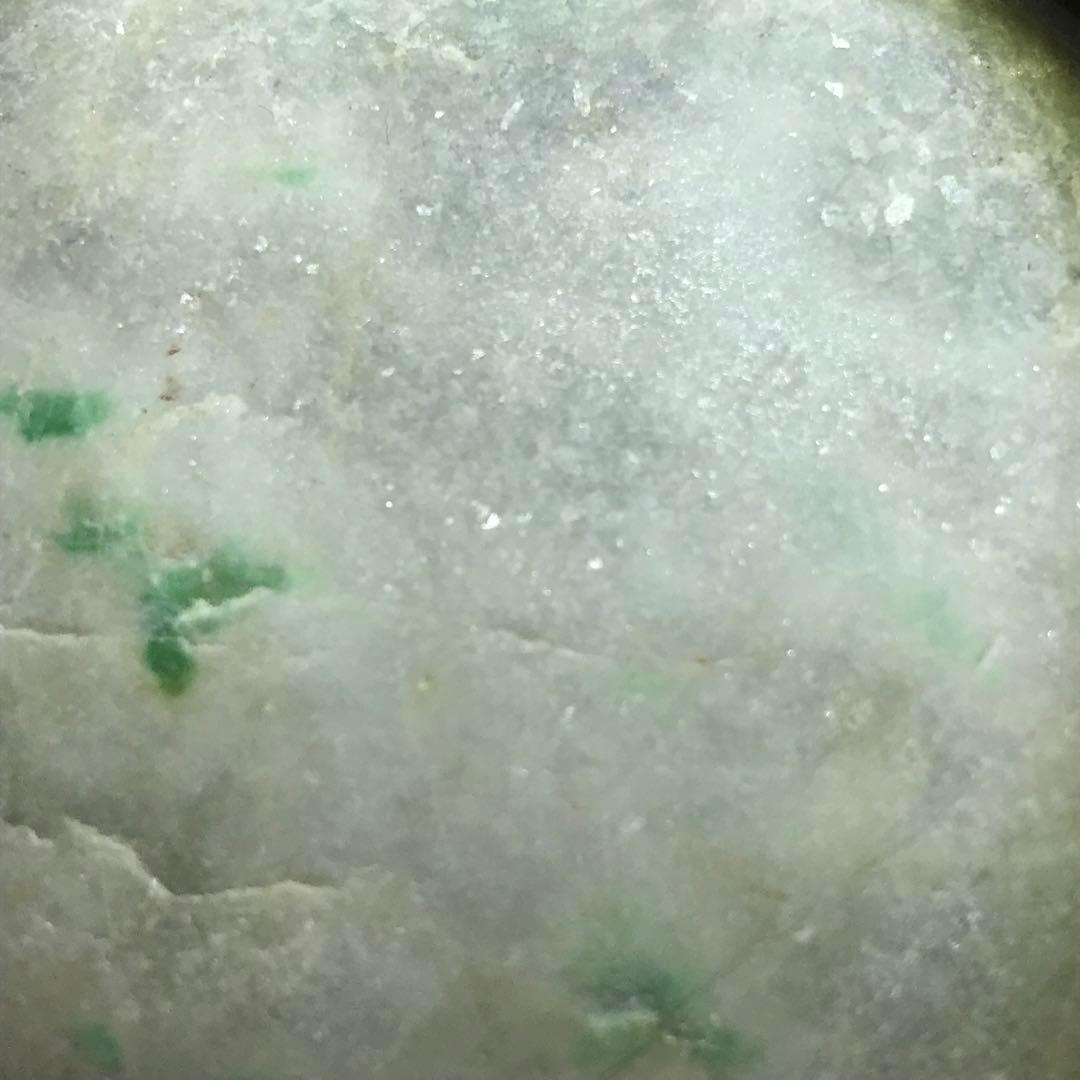 糸魚川翡翠　大きめ海石563g　白地に鮮やかな緑