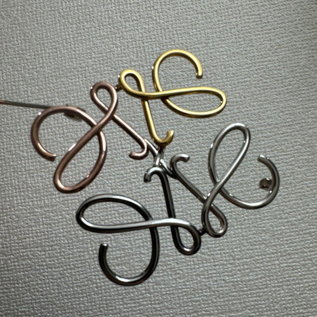 ロエベ アナグラム ブローチ マルチカラー シルバー ゴールド