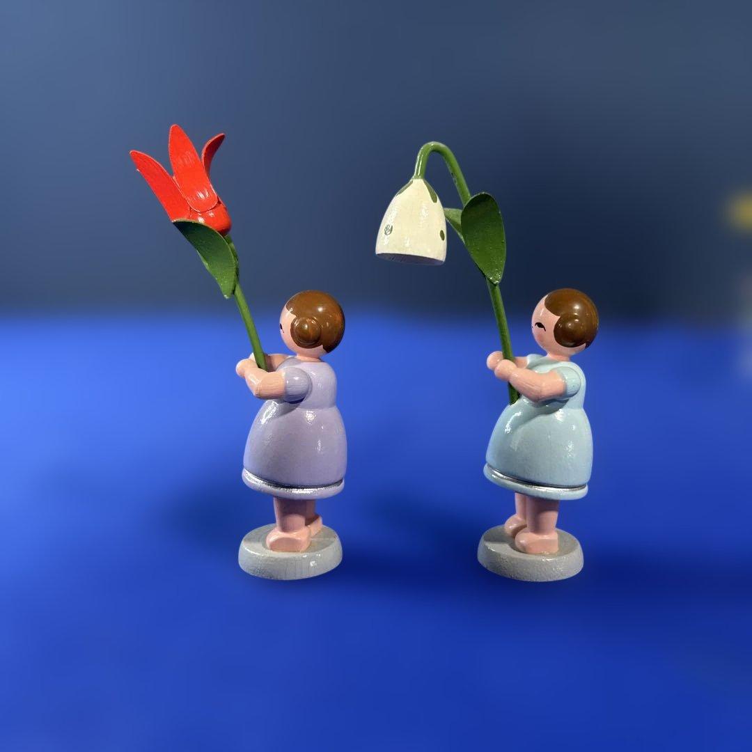 ドイツ製　木製人形　エルツ地方　ザイフェン お花を持つ女の子