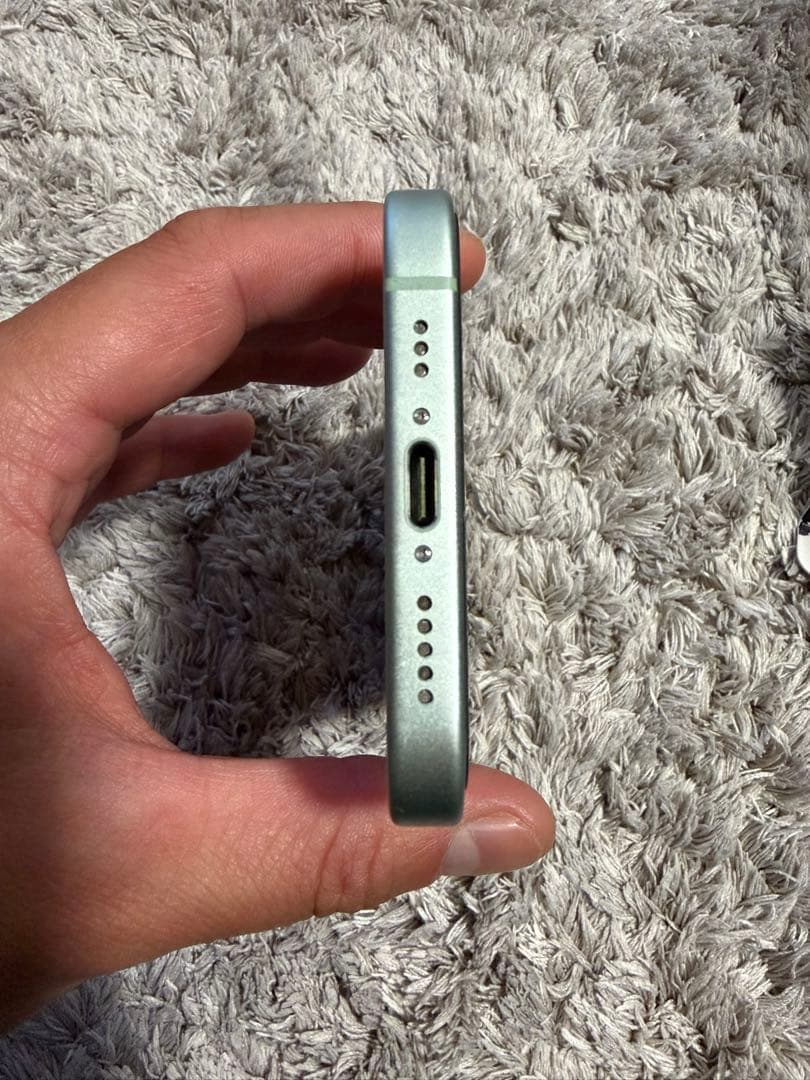 ララ品　 (美品中古) iPhone15 128gb 本体