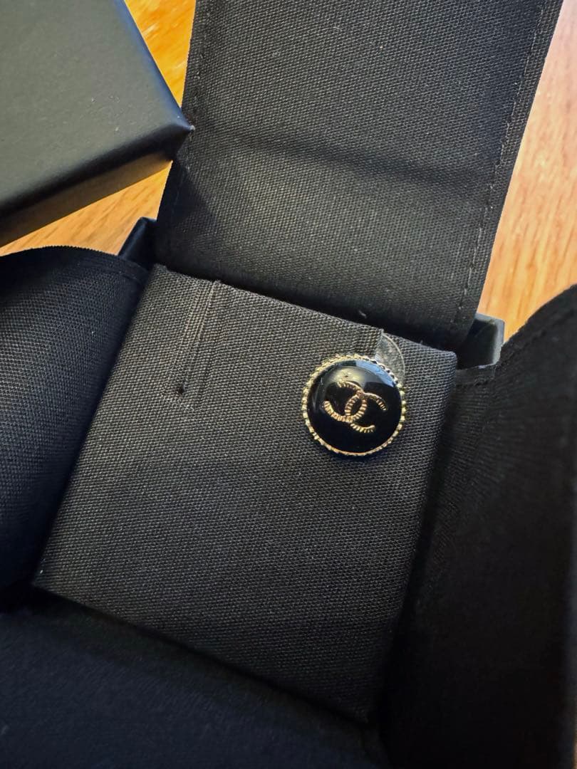 CHANEL ブラックピアス　片耳　黒ゴールドピアス