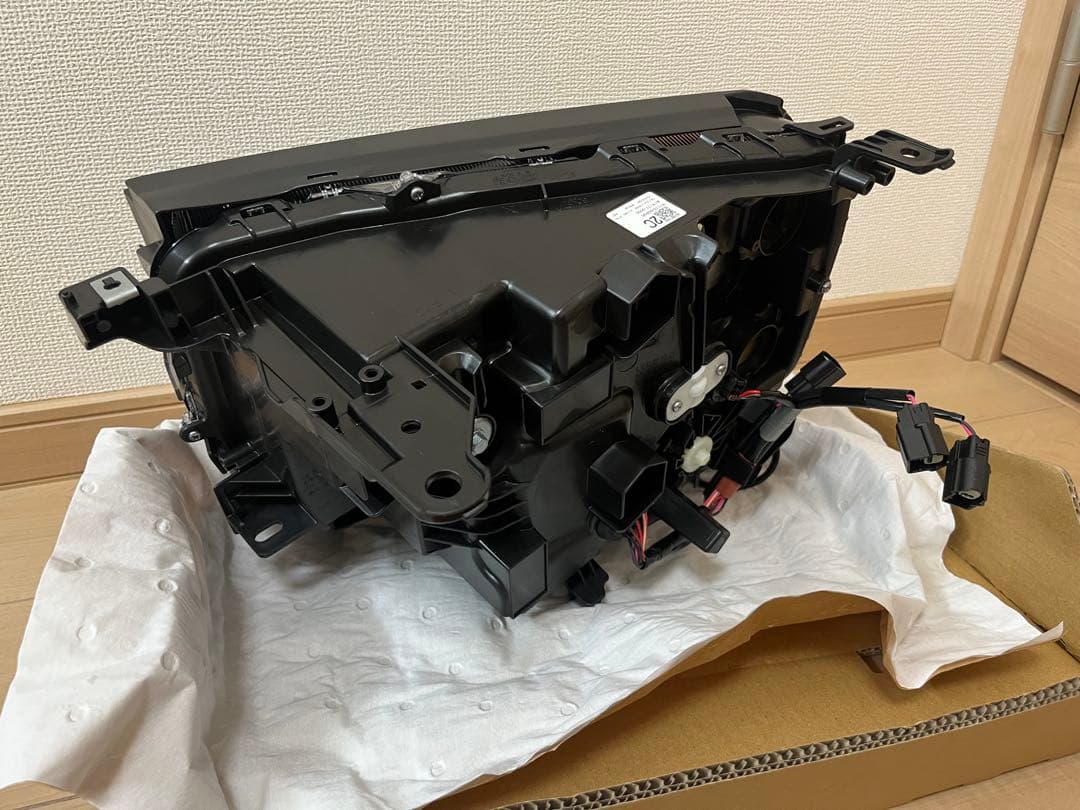 トヨタ純正 ランクル250丸目ヘッドライト 右側