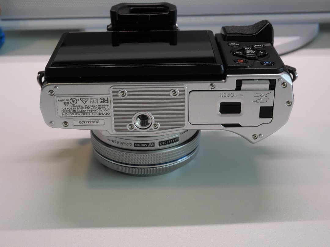 極美品／OLYMPUS OM-D E-M10 Mark III Wレンズキット