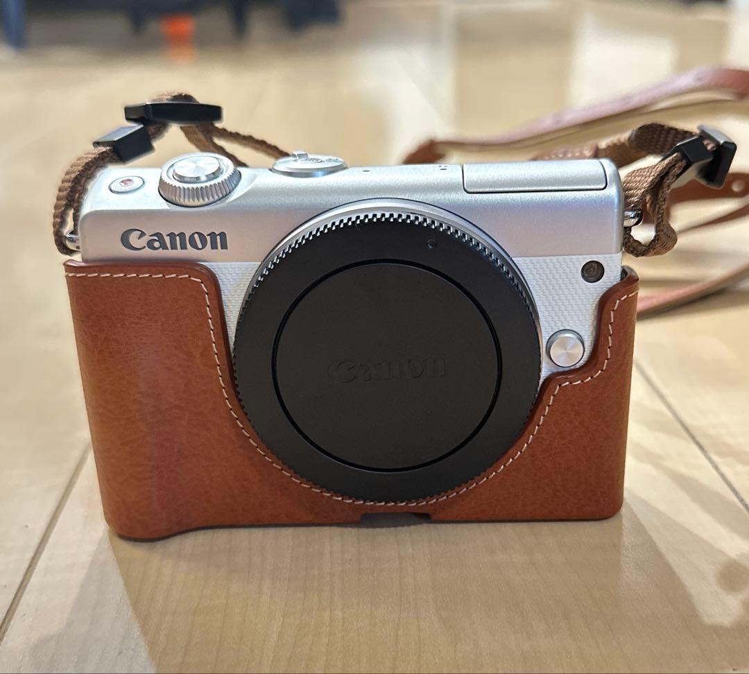 Canon EOS M100 ホワイト レンズ2本付属 持ち運び用ケース付き