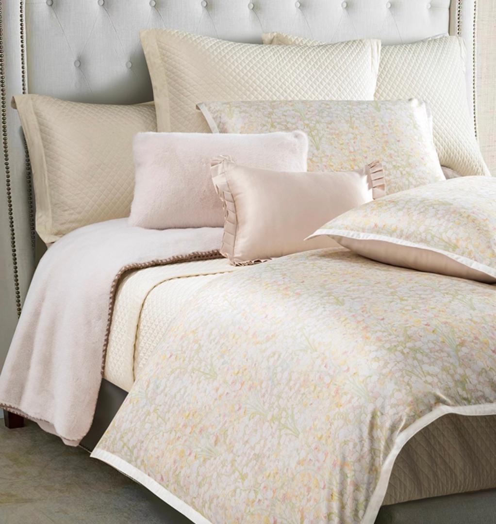 【ミンクのクッション】 腰枕 ベッドクッション ピンクベージュ 高級ホテル仕様