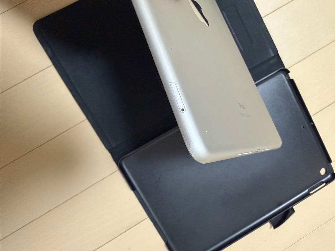 Apple iPad 7 32GB Wi-Fi+cellular SIMフリー