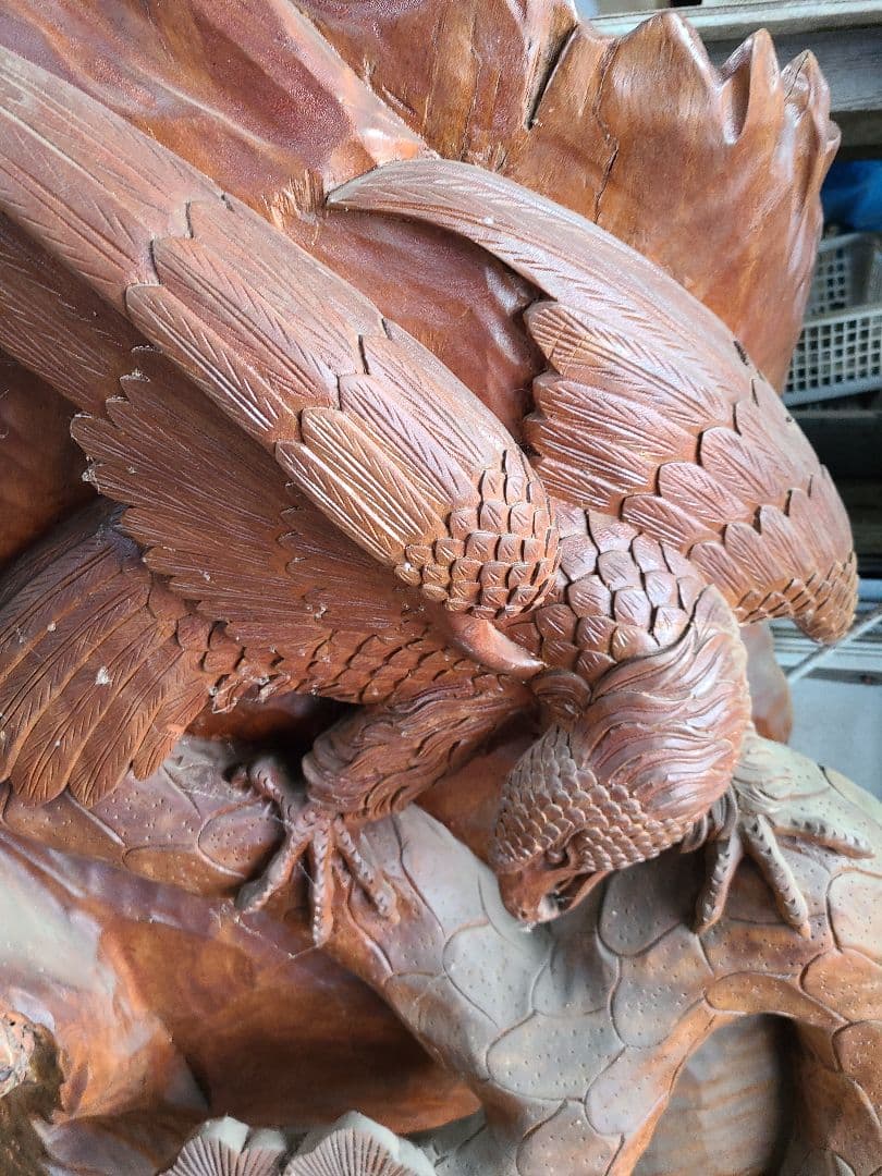 鷲と虎の木彫り