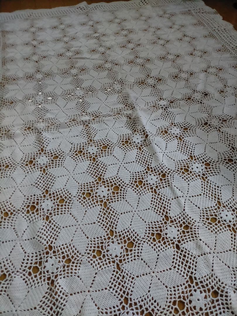 白い花柄　綿レース　テーブルクロス 　サイズ　約178✖112