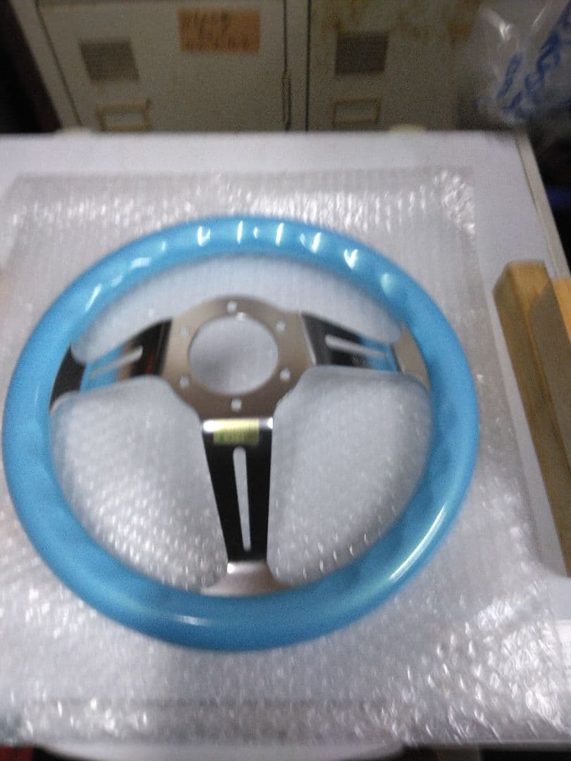 ピンクと赤のステアリングホイール新古品です。8さん専用です。