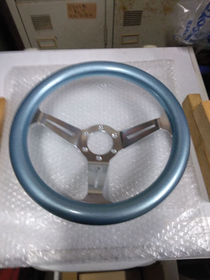 ピンクと赤のステアリングホイール新古品です。8さん専用です。