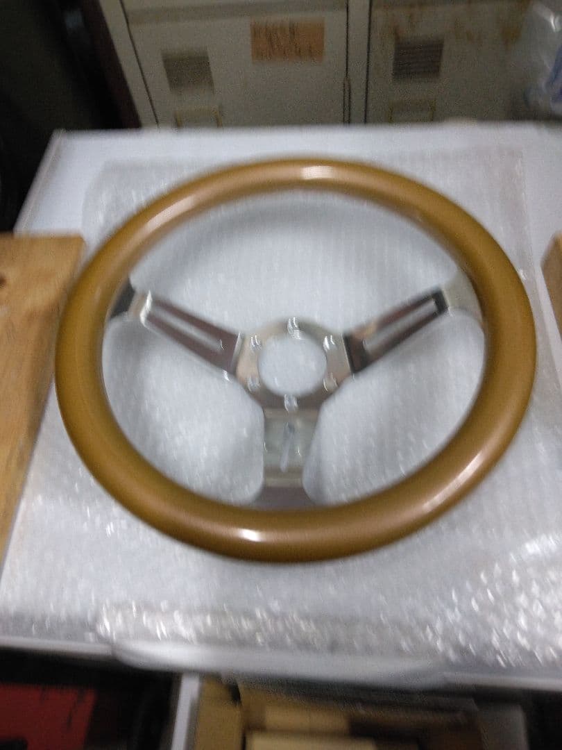 ピンクと赤のステアリングホイール新古品です。8さん専用です。