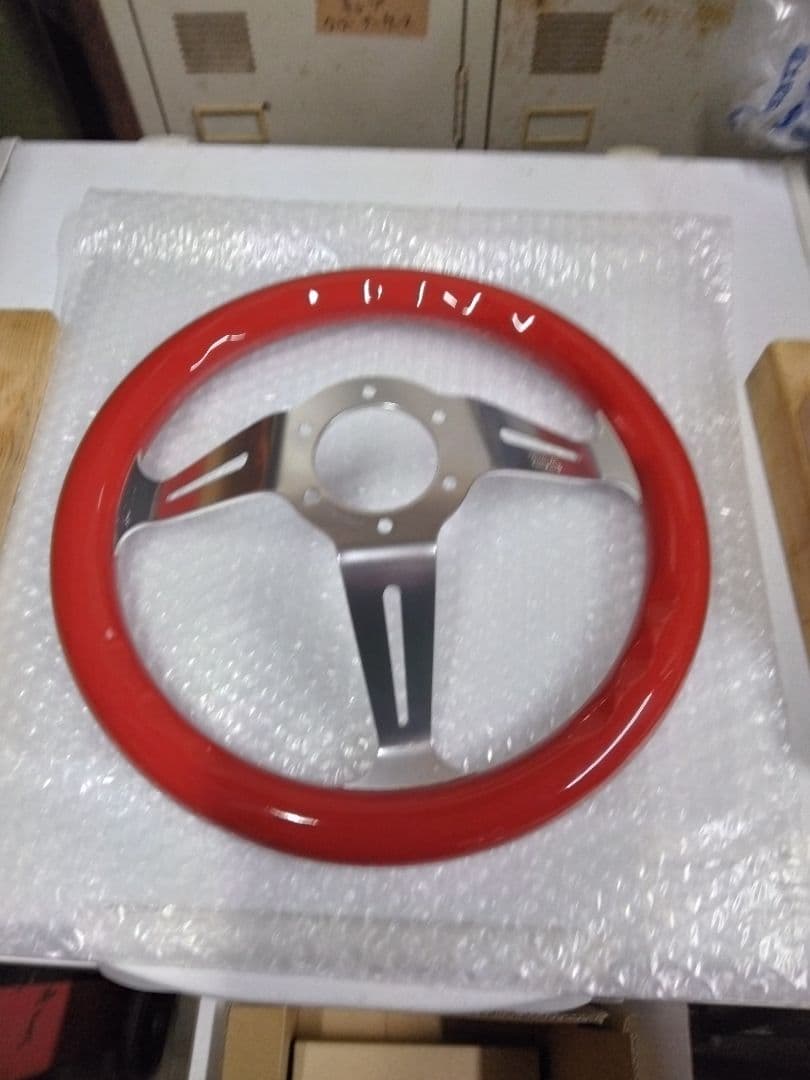 ピンクと赤のステアリングホイール新古品です。8さん専用です。