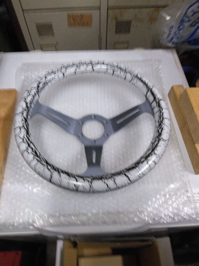 ピンクと赤のステアリングホイール新古品です。8さん専用です。