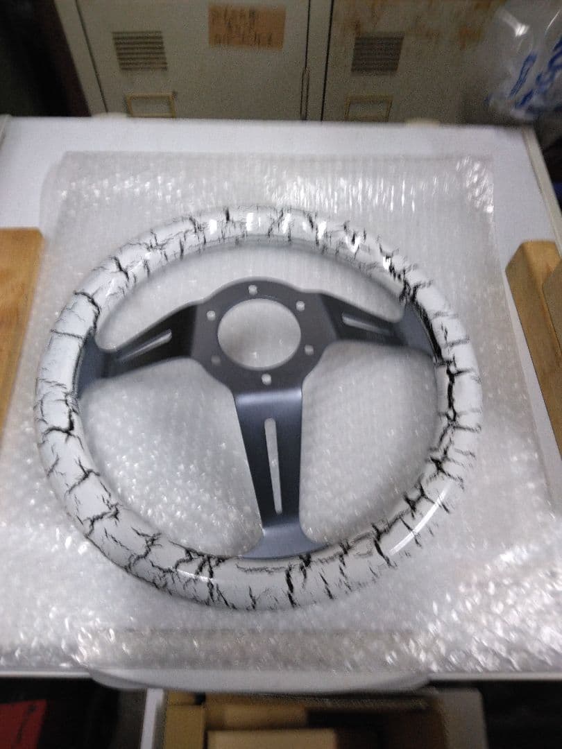 ピンクと赤のステアリングホイール新古品です。8さん専用です。