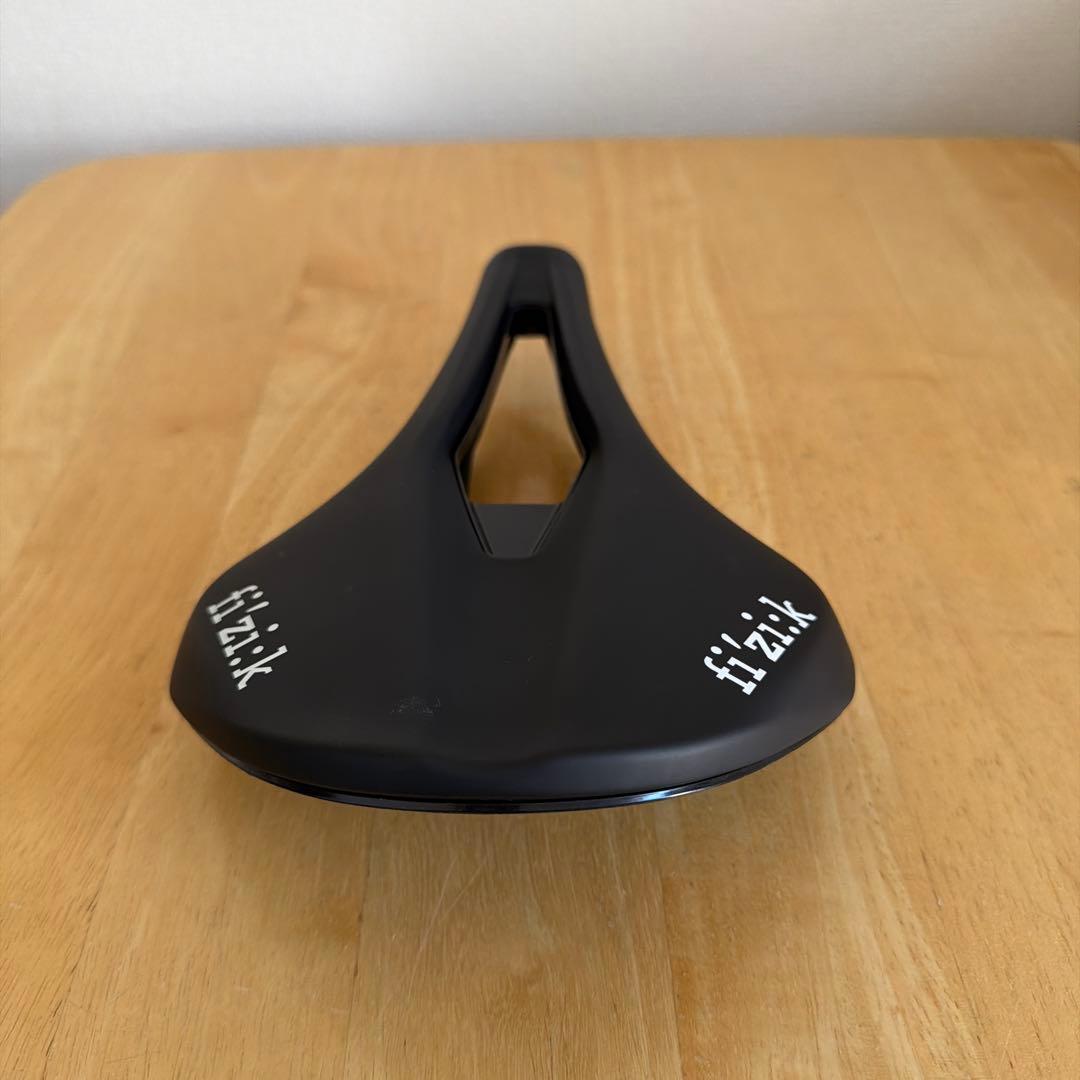 fizik Argo サドル ブラック