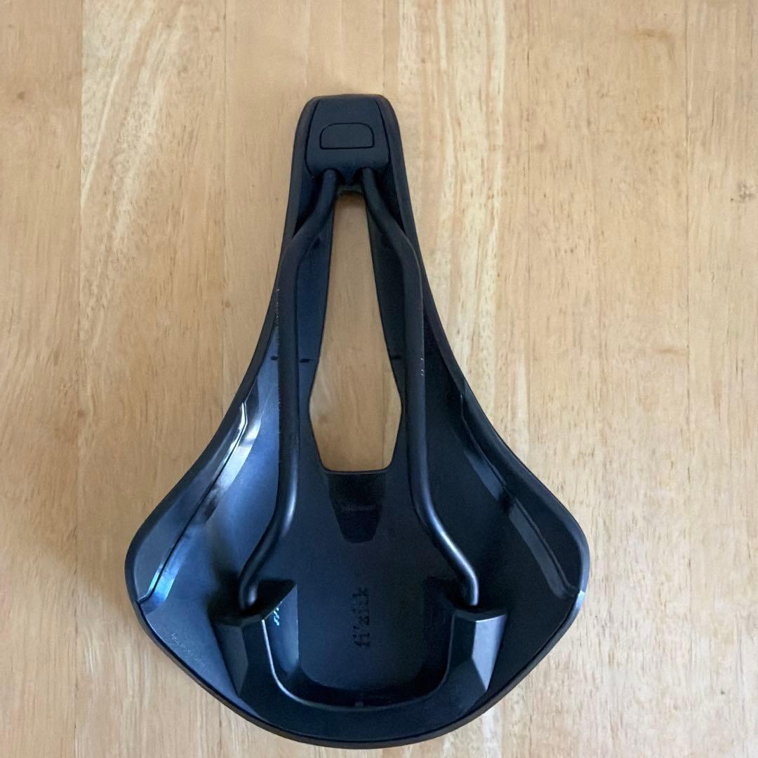 fizik Argo サドル ブラック