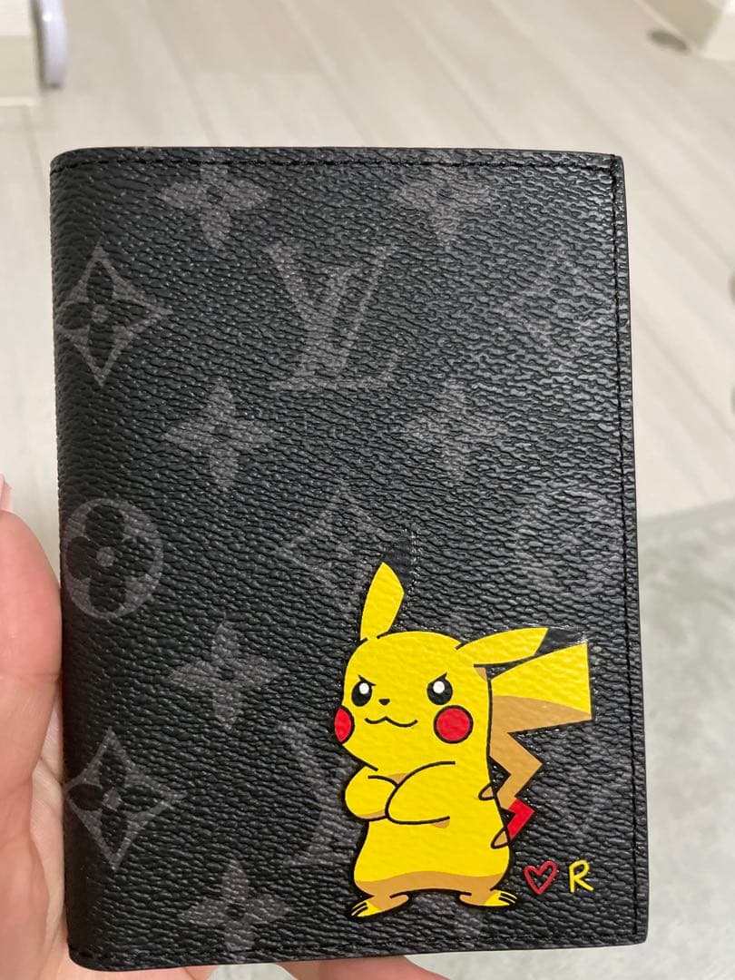 パスポートケース ピカチュウ付き