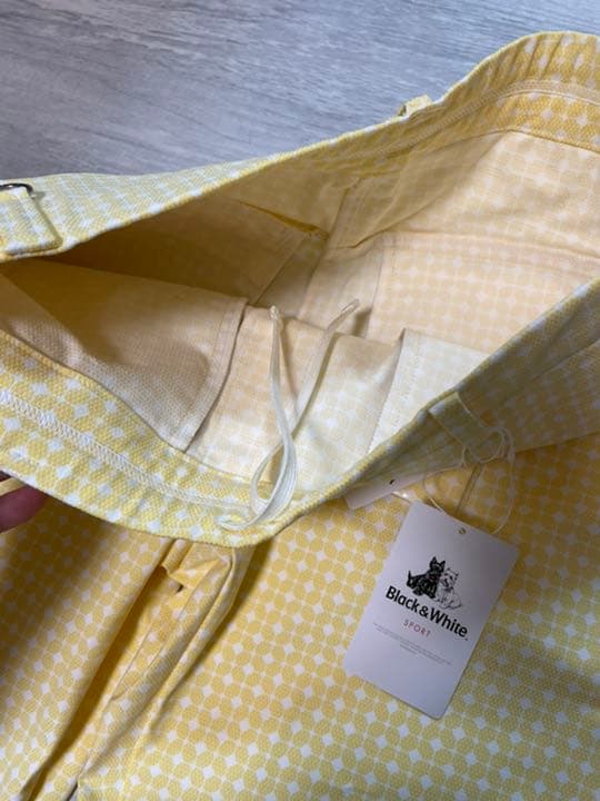 ブラック＆ホワイト　ブラック アンド ホワイト　幾何学柄 テーパード パンツ黄色