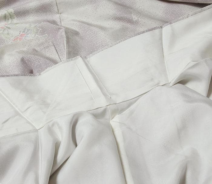 7726■　本場大島紬　泥白染　蝶の舞　経緯絣　７マルキ　未使用