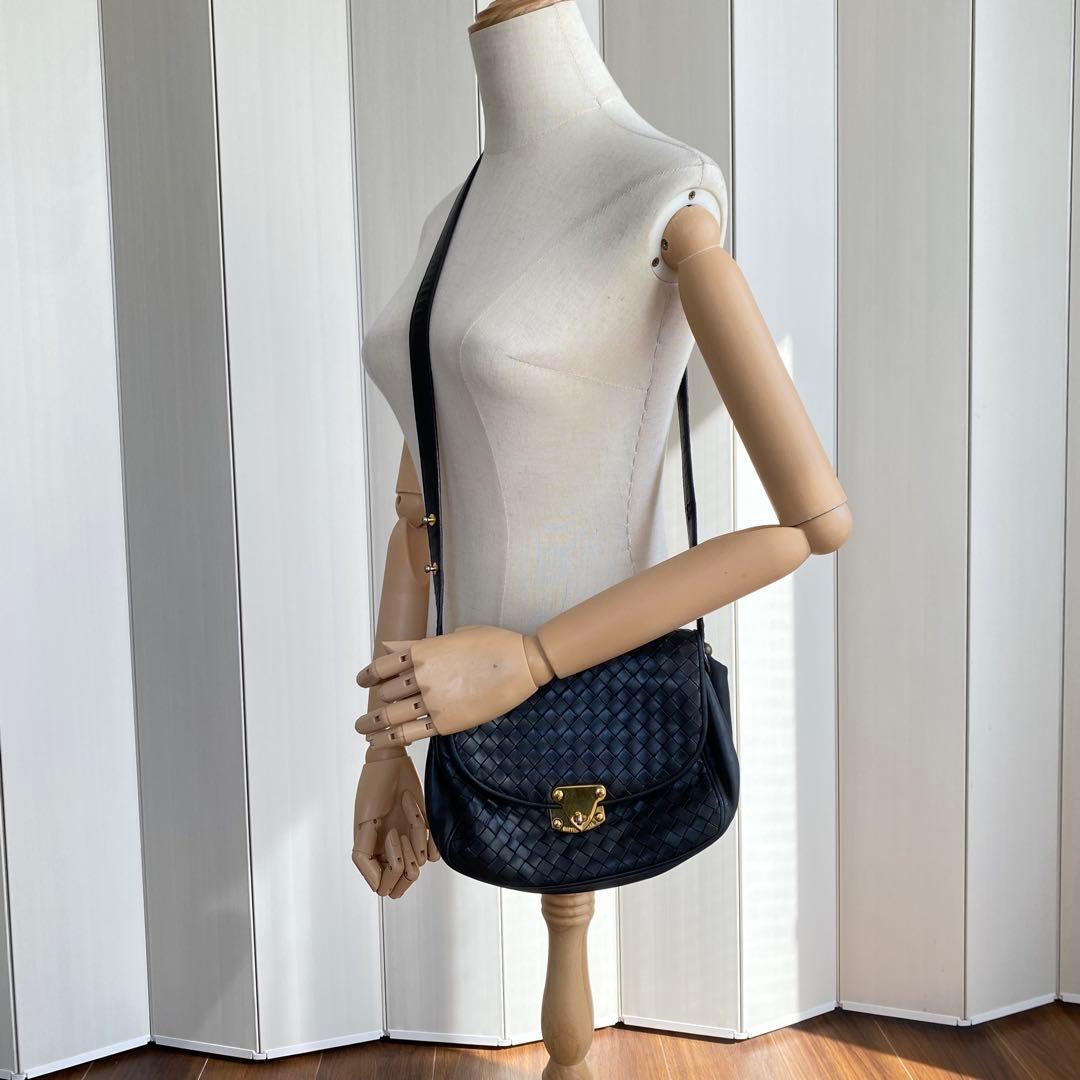 ボッテガヴェネタ ブラック イントレチャート ターンロック ショルダーバッグ