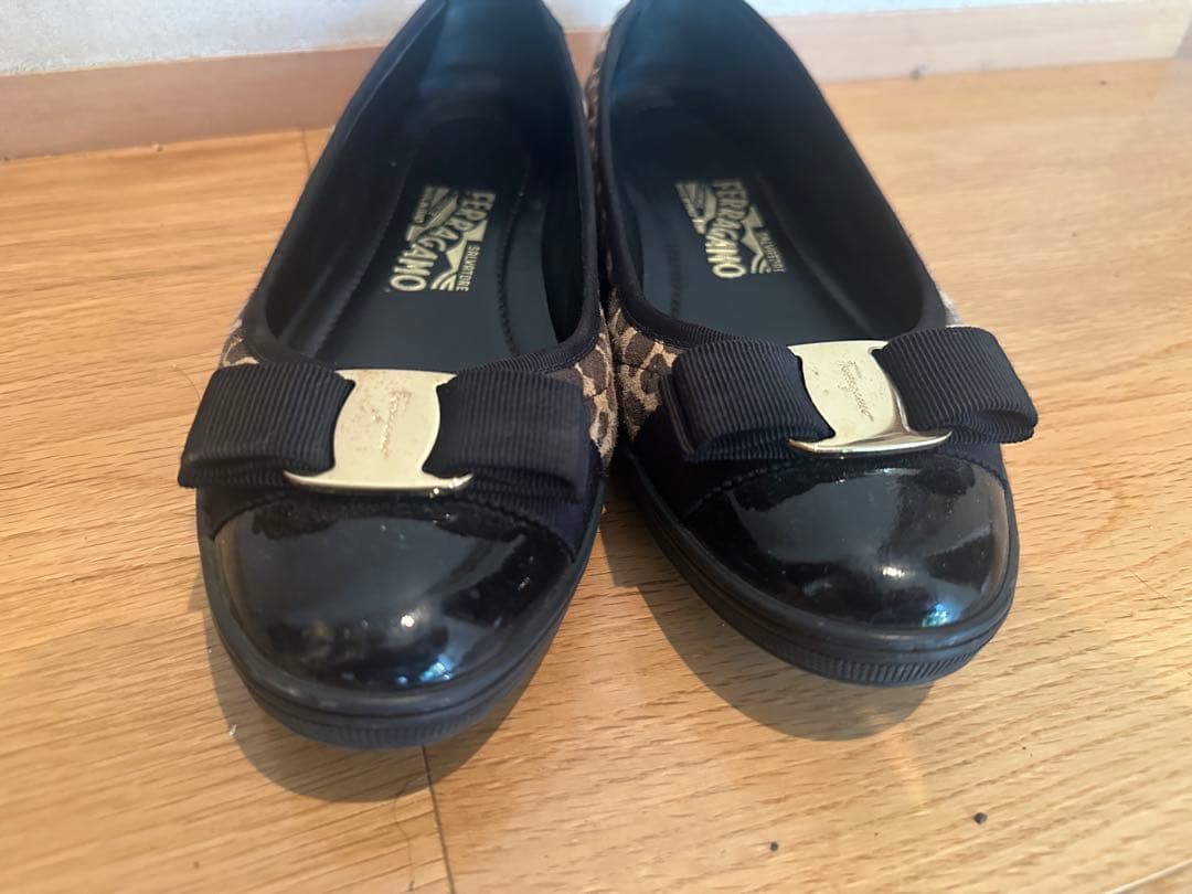 フェラガモ　ヒョウ柄リボン付きフラットシューズ　8