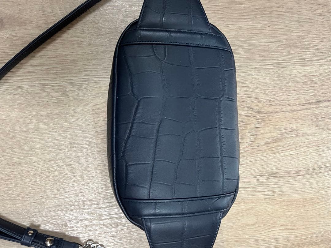 M.U.L. クロコダイル型押しボディバッグ