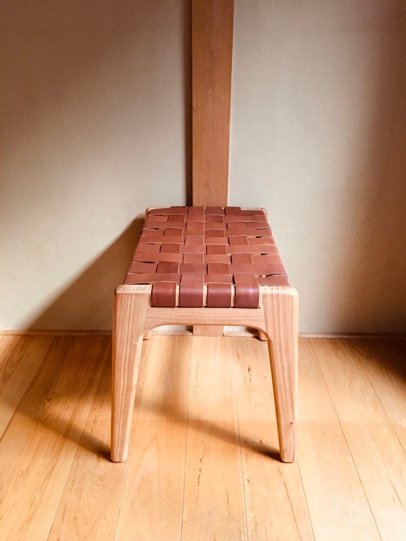 革と木のスツール