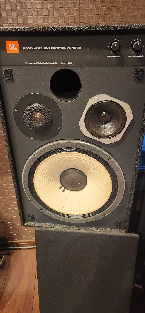 JBL 4312B MKII 片方のスピーカーのウーハー部に傷あります