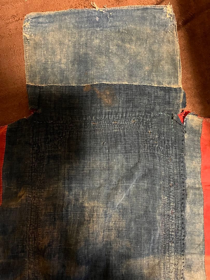 レア この手縫の刺繍がいい 中国貴州省 ミャオ族の子おい布 古布