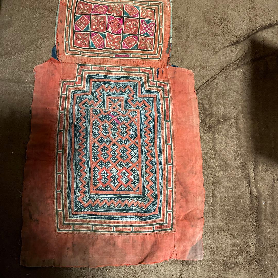レア この手縫の刺繍がいい 中国貴州省 ミャオ族の子おい布 古布