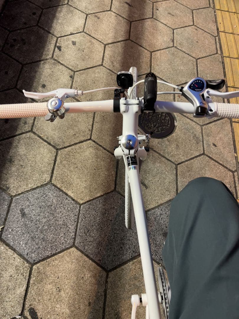 値下げ　ホワイト クロスバイク アルミフレーム　自転車　ロックリング付き