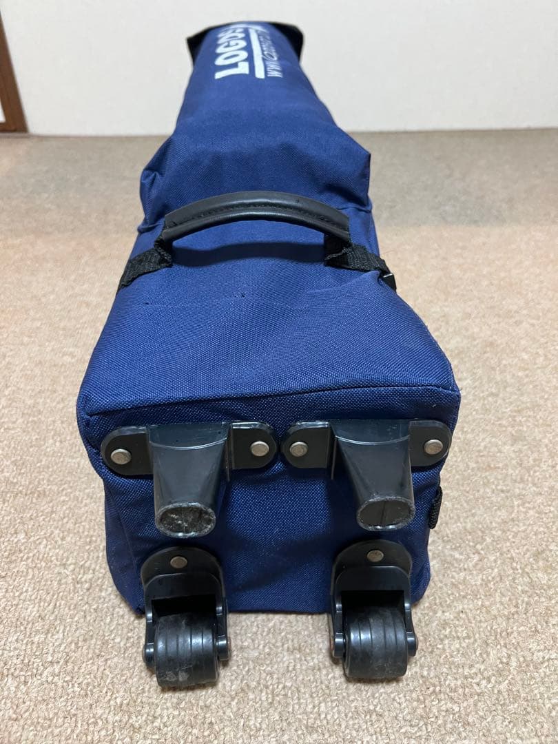 一度使用したLOGOSの紺色のタープです。収納ケース付きで持ち運びが楽で便利です
