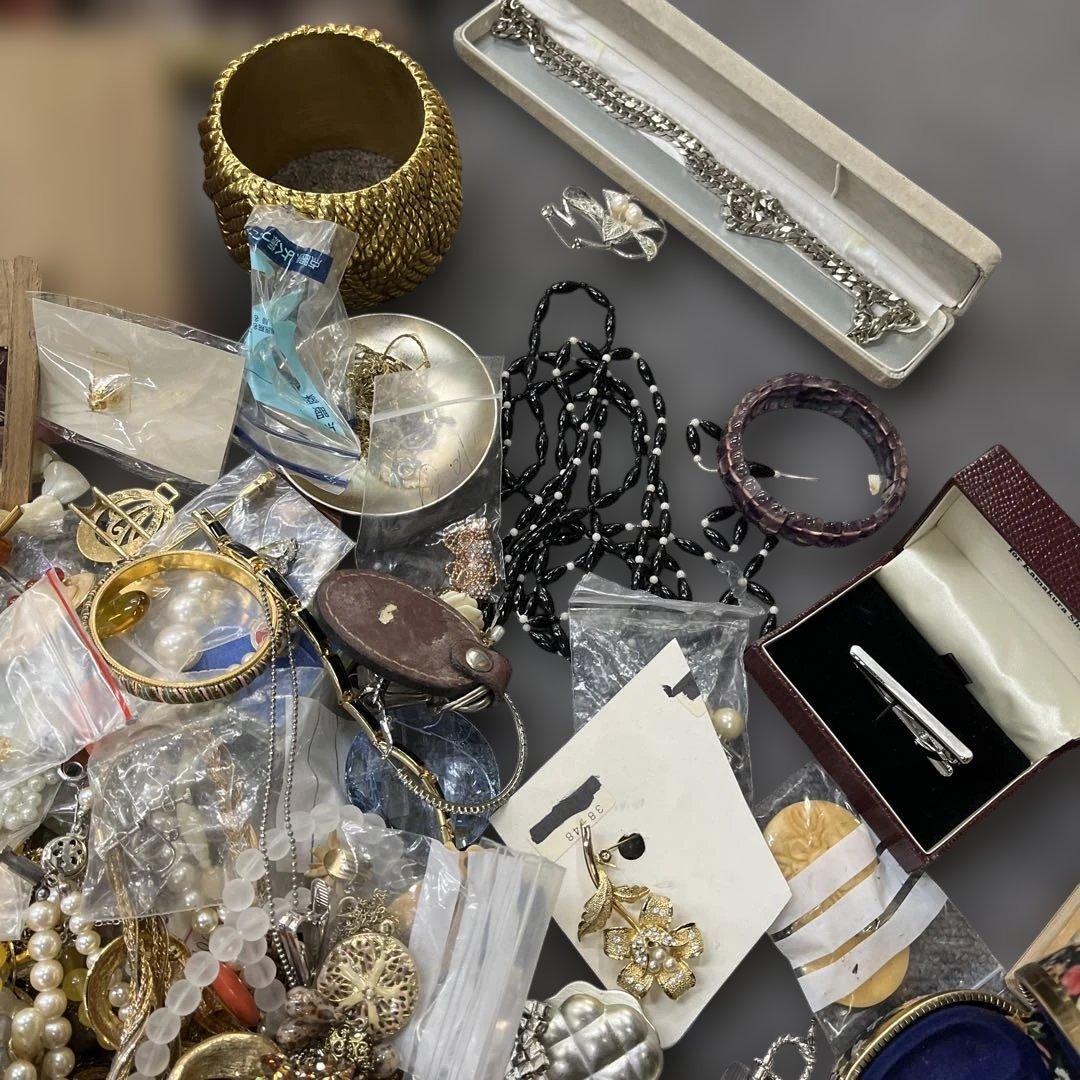 W*E様 アクセサリー　イヤリングネックレスなど　まとめ売り　9kgぐらい　現状