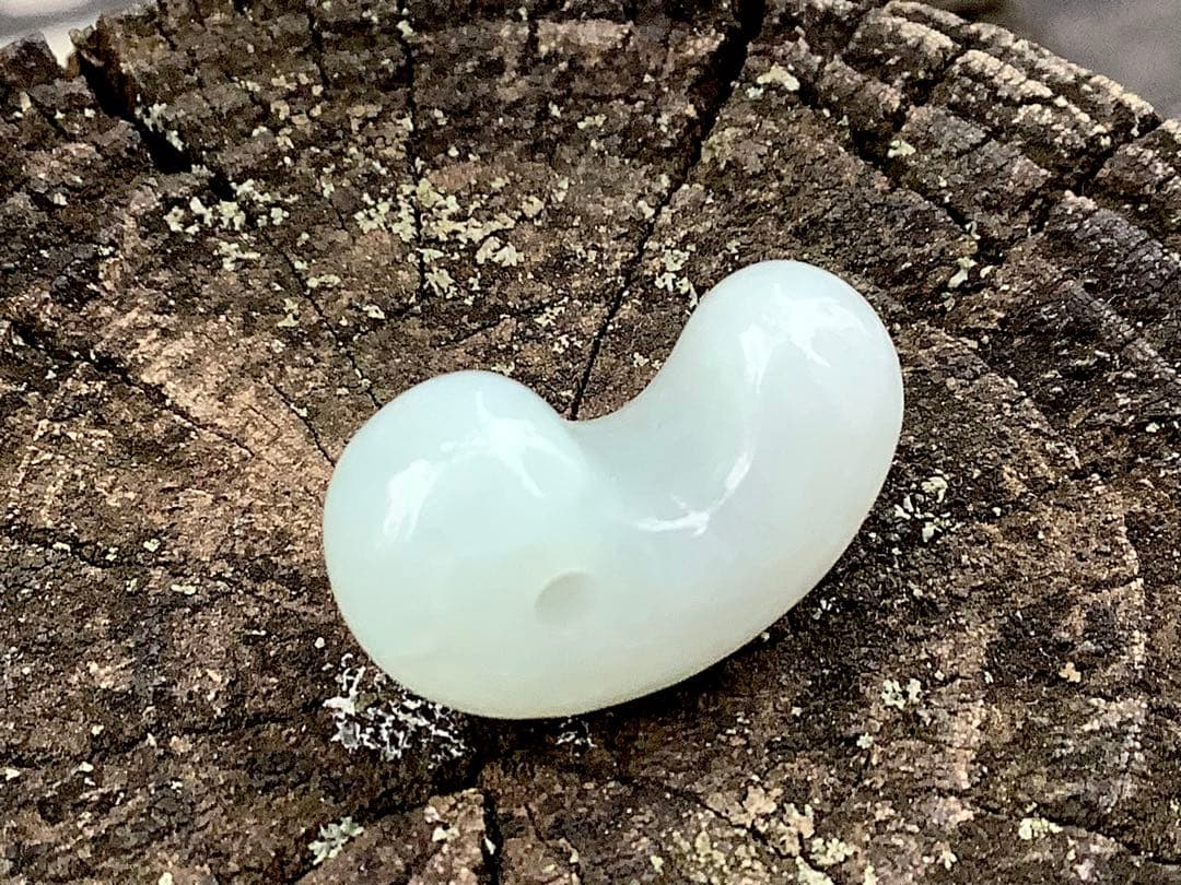 ✳極上の端材より作製‼️糸魚川翡翠勾玉ジェダイト　鑑定鑑別書付　綺麗な肌目色の勾玉