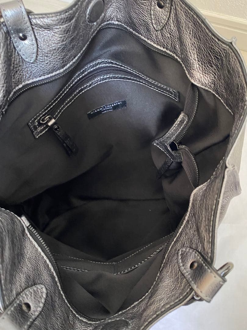 ジャンニキャリーニ 超美品 メタリックシルバーの縦長トートバッグ