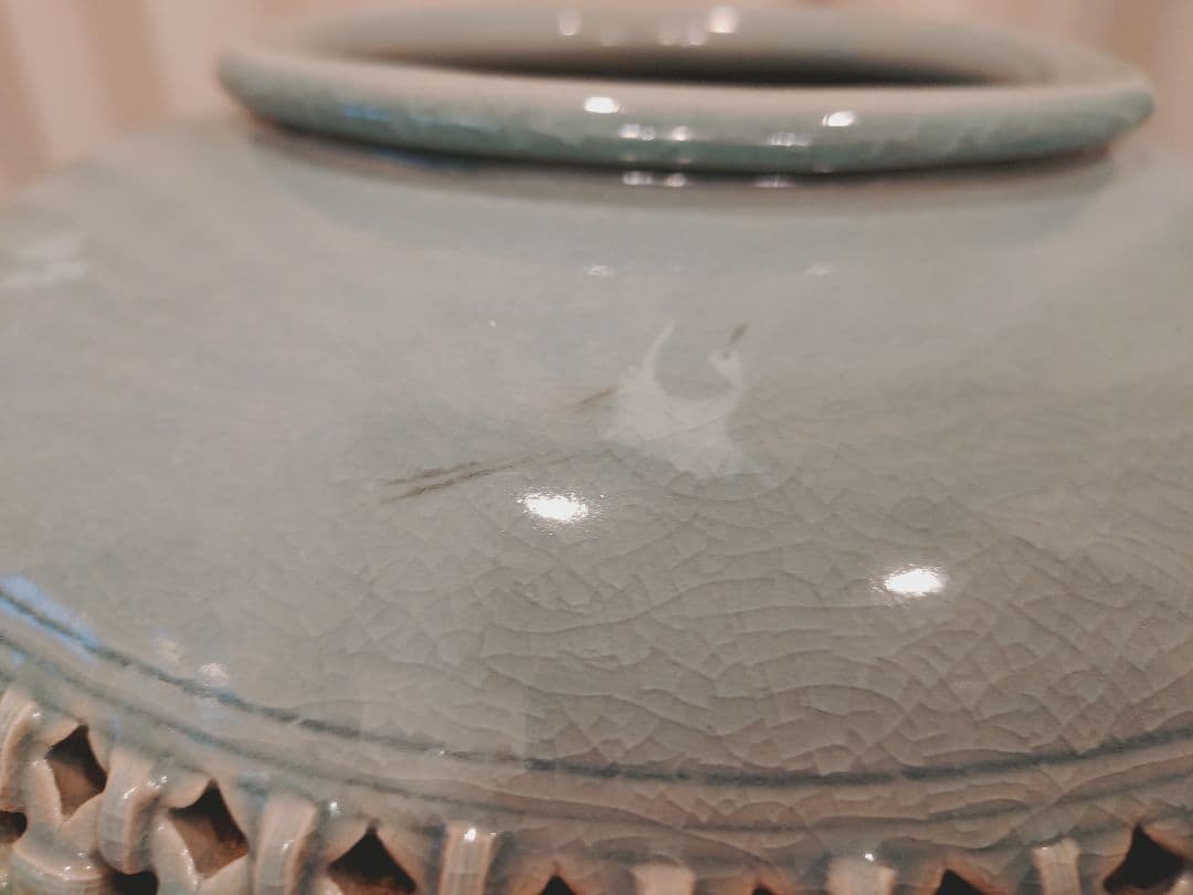 透かし彫り風青色陶器　高麗青磁