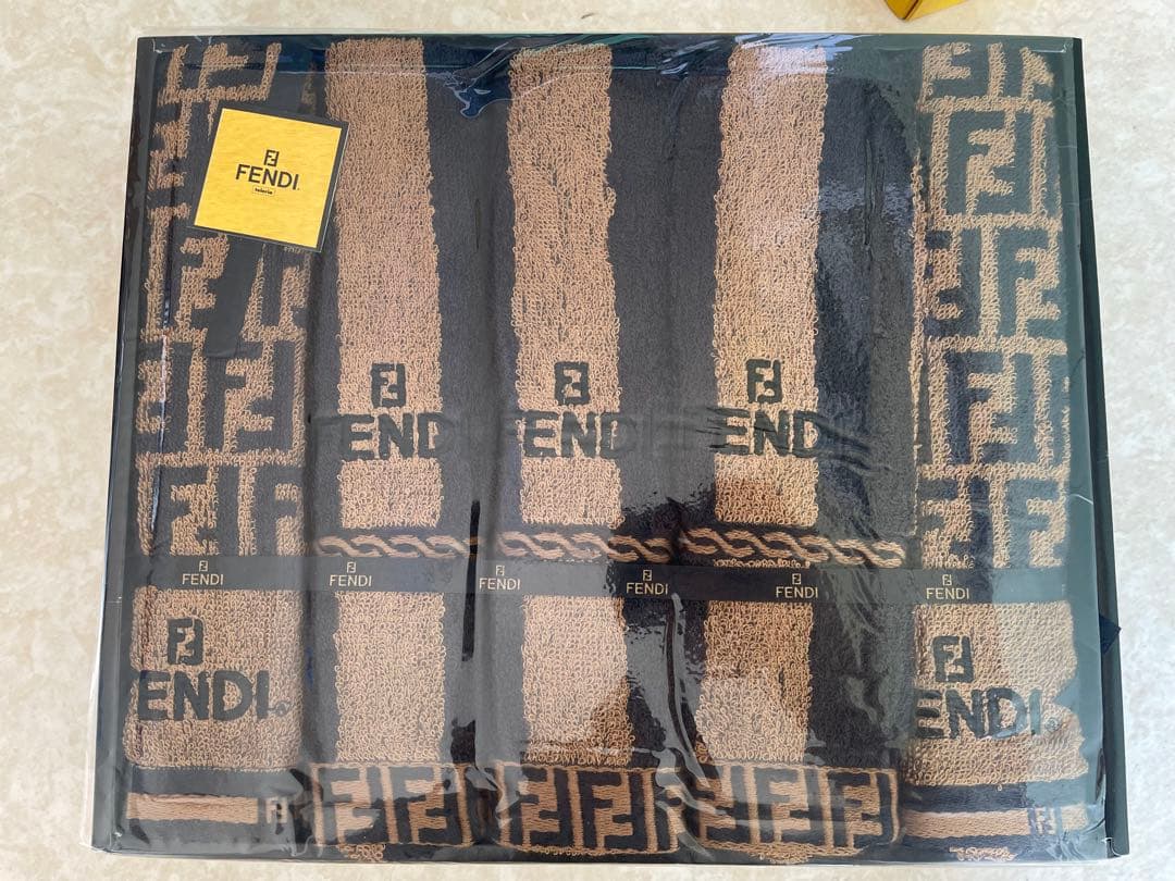 FENDI タオル Fモチーフ