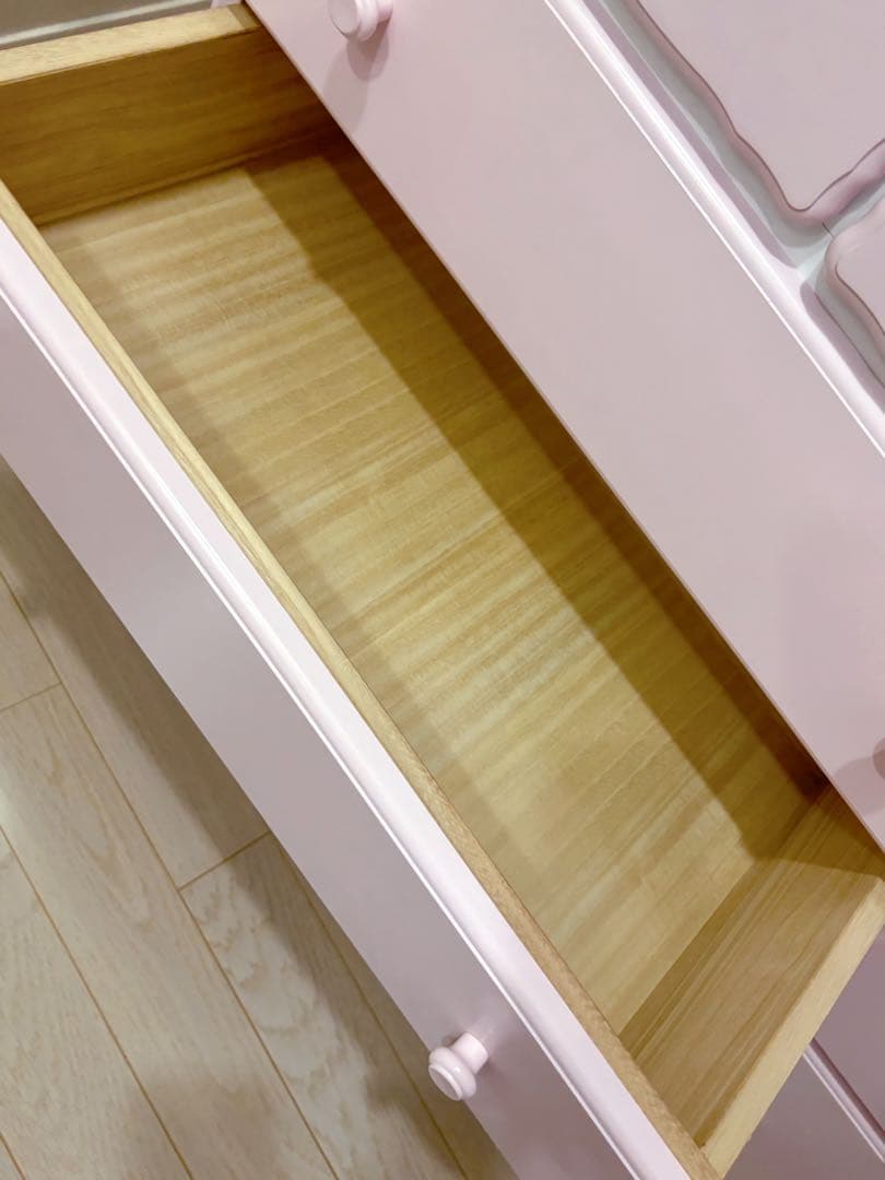 ピンクのハート型ドレッサー