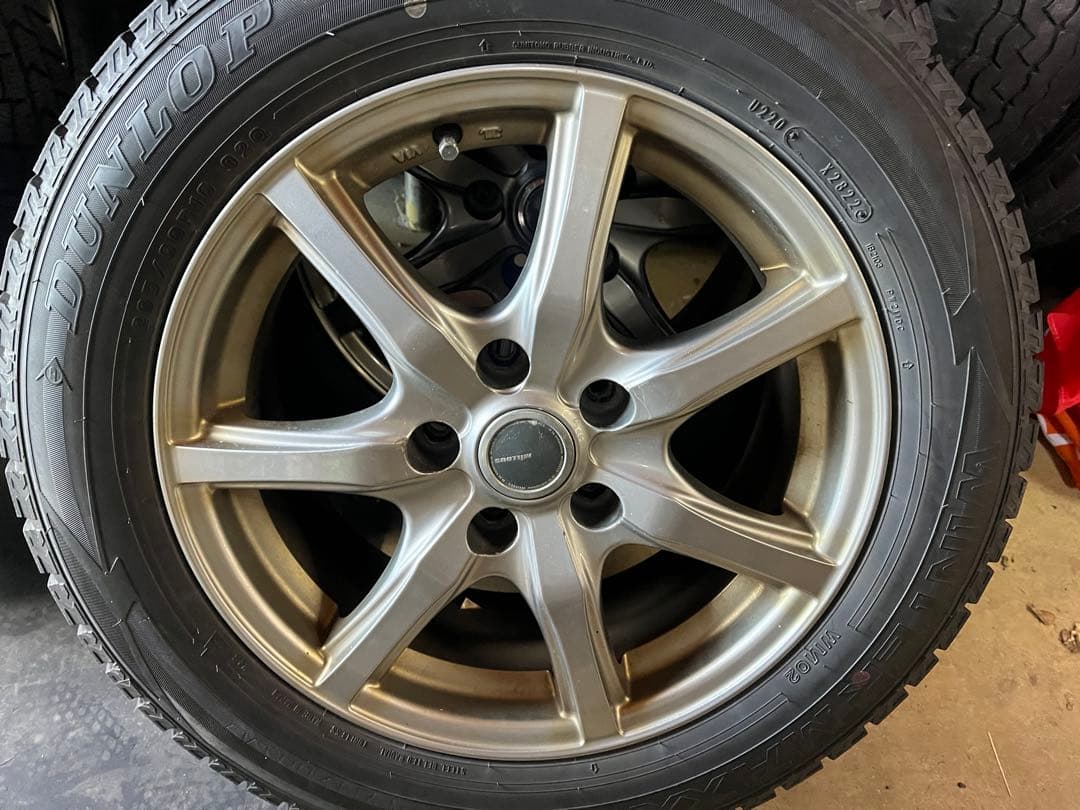 プリウスα スタッドレス205/60r16 ダンロップWM2 5穴　114.3