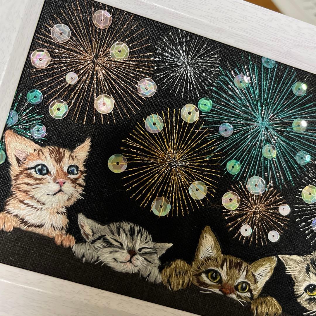 タ*ー様 ハンドメイド刺繍フレーム　夜空いっぱいの花火とニャンズ