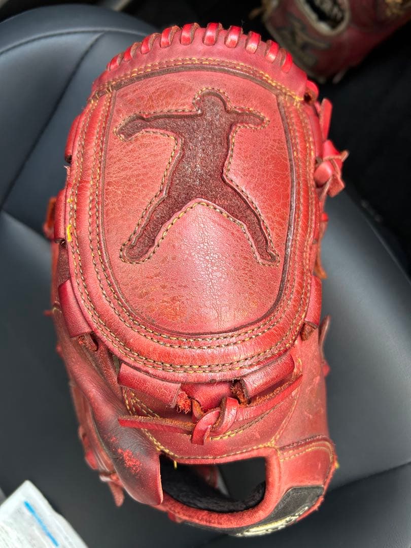 アディダス赤 投手用グローブ