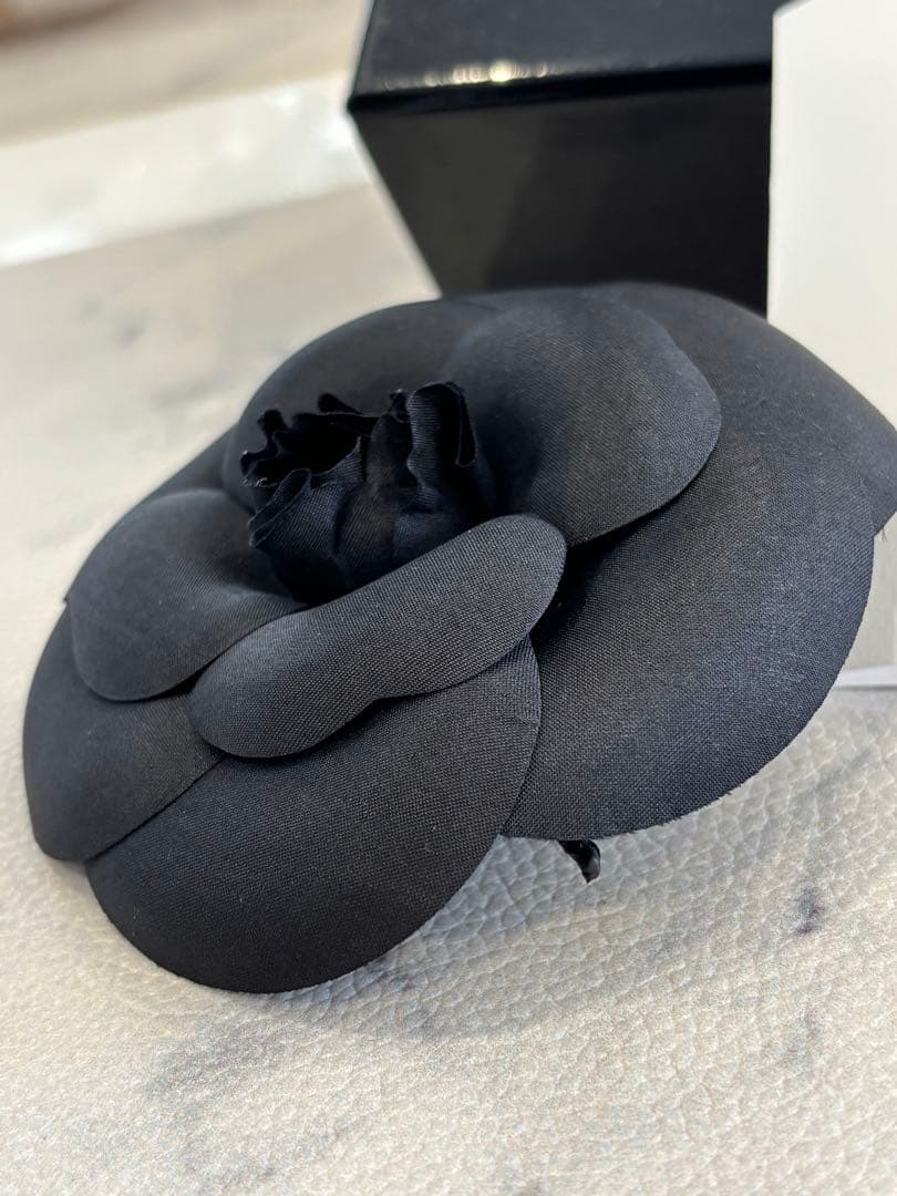 シャネル 新品同様 カメリア ブローチ 黒 シルク素材