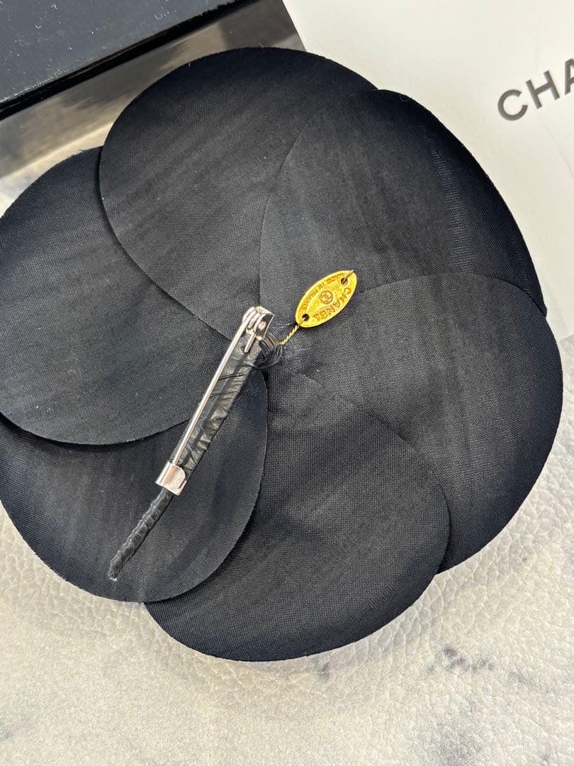 シャネル 新品同様 カメリア ブローチ 黒 シルク素材